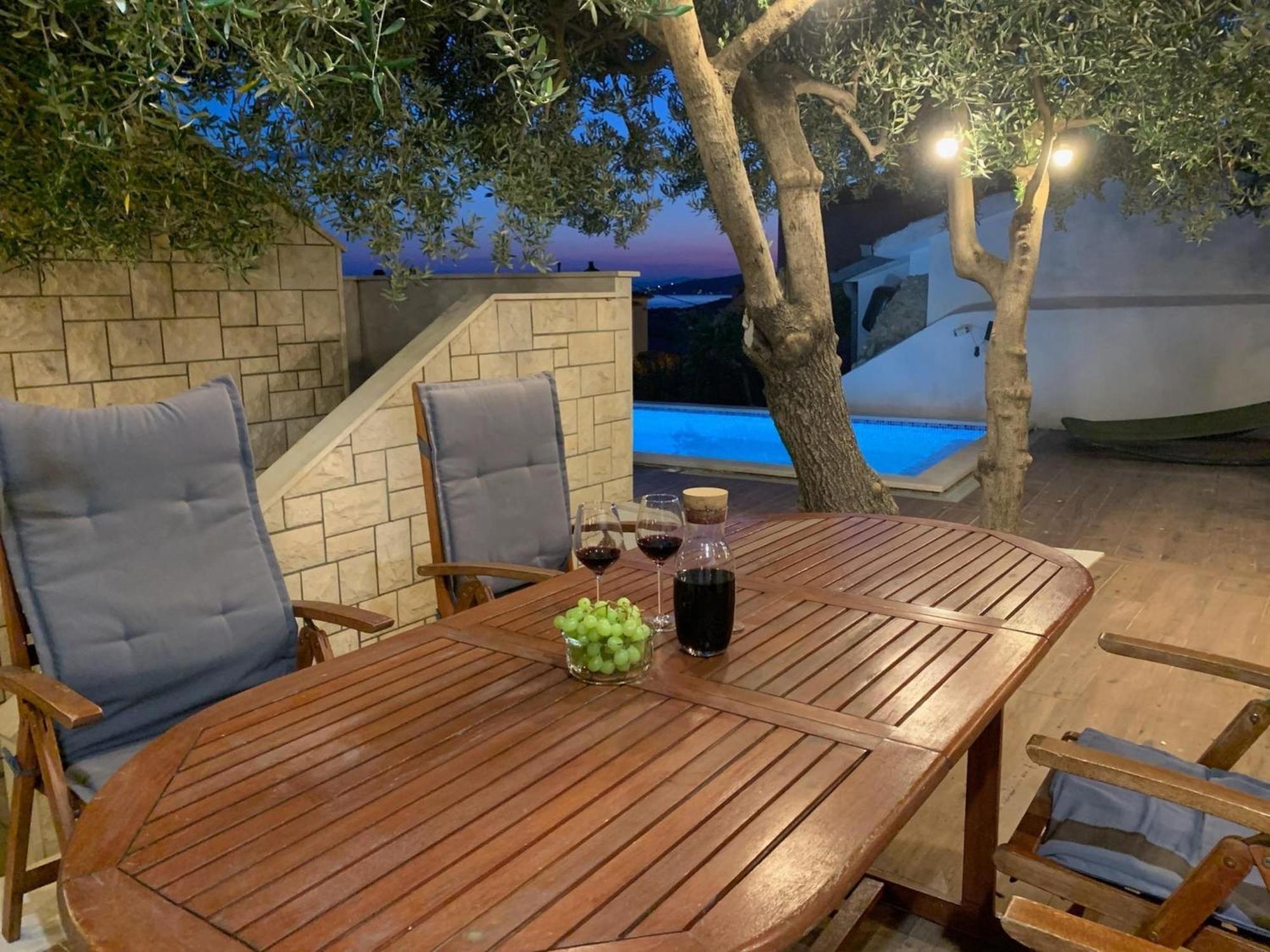 Apartments With Pool Vrdoljak Omiš Oda fotoğraf