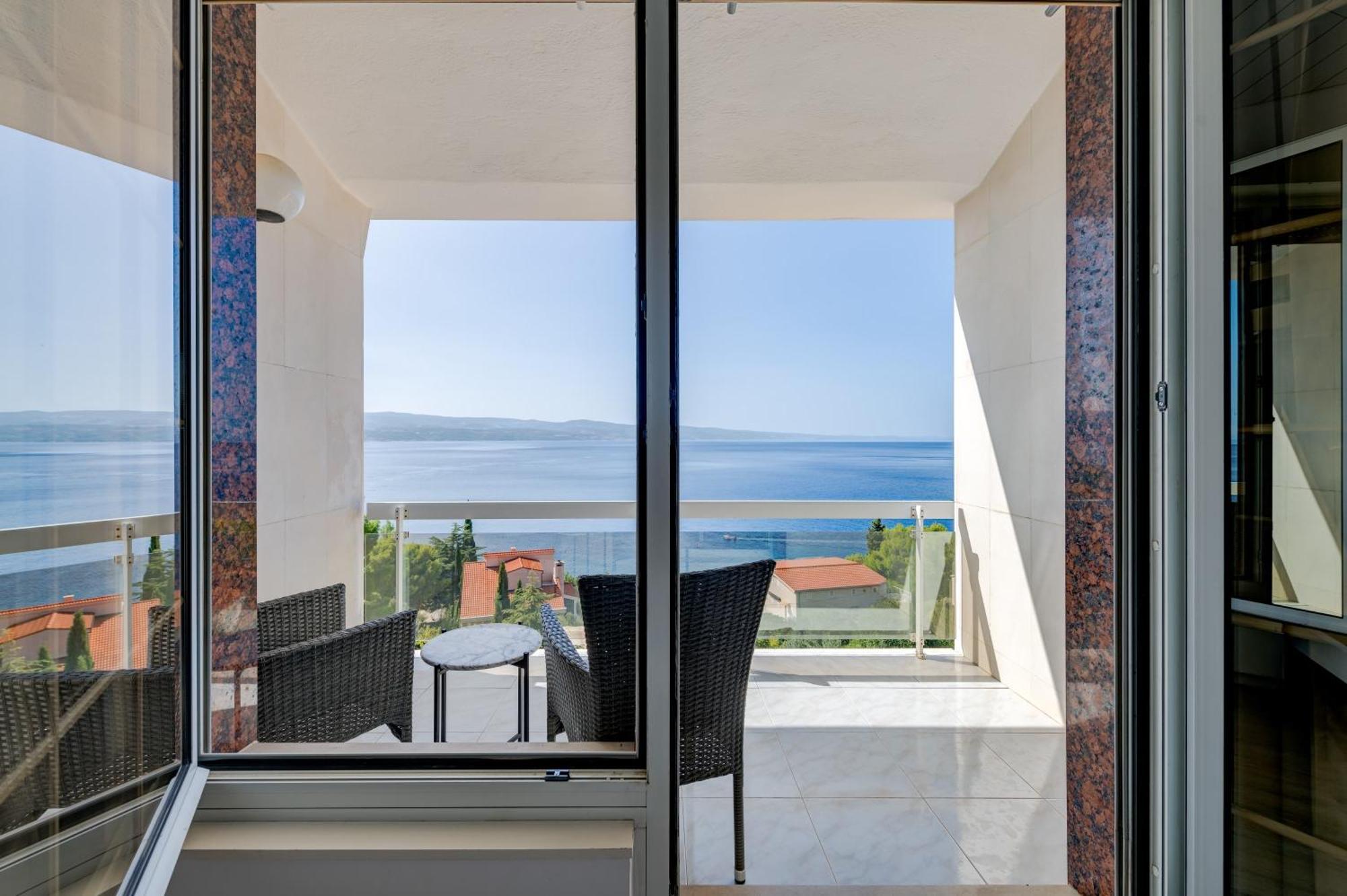 Apartments With Pool Vrdoljak Omiš Oda fotoğraf